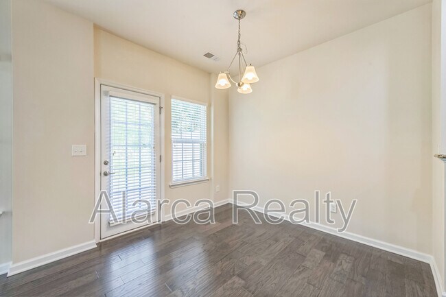 Building Photo - 2455 Silverthorn Dr