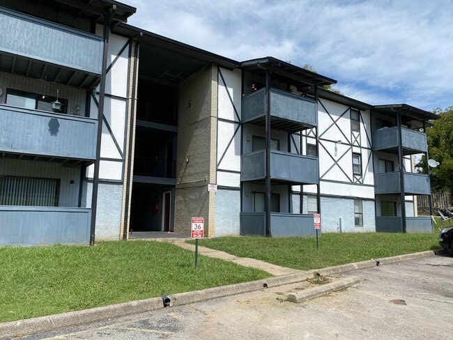 Building Photo - Lovely 1 bedroom condo in South Nashville! Private Balcony!