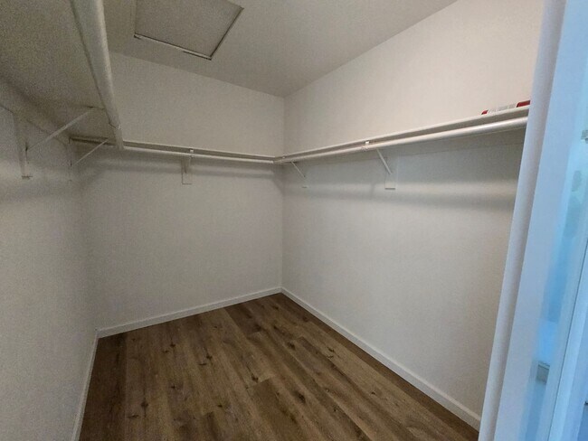 Building Photo - 2602 Overland Ave