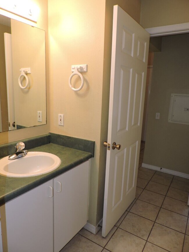 Building Photo - Great townhome in Northeast Pensacola!