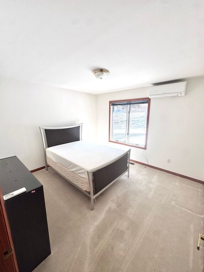 Building Photo - GRAND FIVE BEDROOM HOME