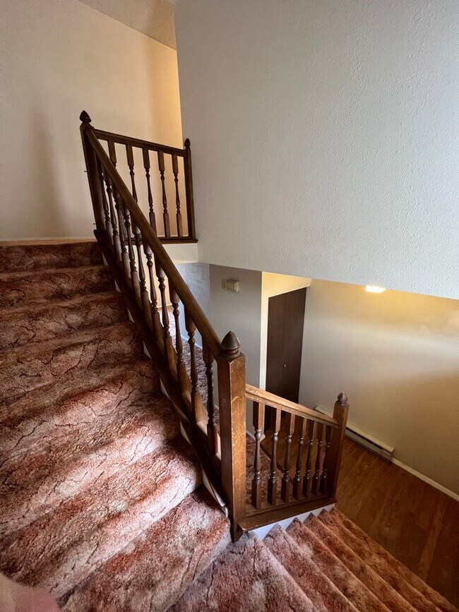 Building Photo - 3 Bedroom, 1.5 Bath Townhome W/ Attached S...
