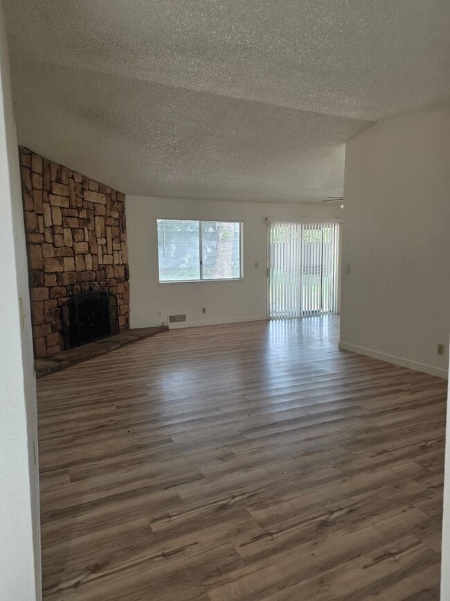 Building Photo - House: 3 Bedroom / 2 Bathroom - Loomis