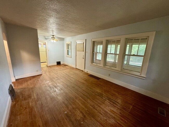 Building Photo - 2 Bedroom 1.5 Bathroom for Rent