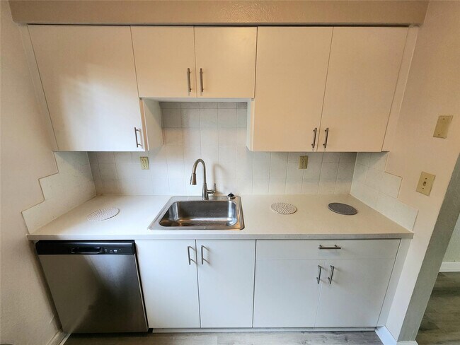 Building Photo - 2607 NE 8th Ave