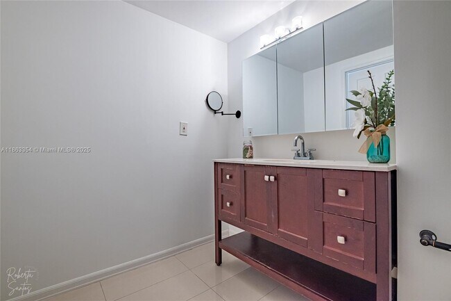 Building Photo - 500 Bayview Dr