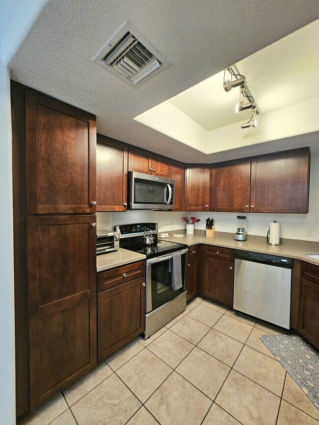 Building Photo - 5855 N Kolb Rd