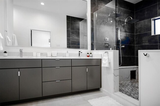 Building Photo - 511 Memorial Heights Dr