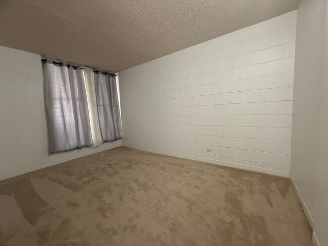 Building Photo - Remodeled 2 bedroom, 1 bath with assigned ...