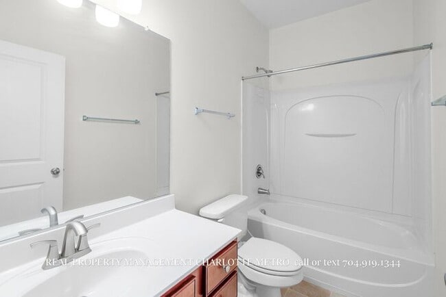 Building Photo - Charming 2 Bed, 2 Bathroom city Retreat Near Uptown Charlotte & Greenway Access