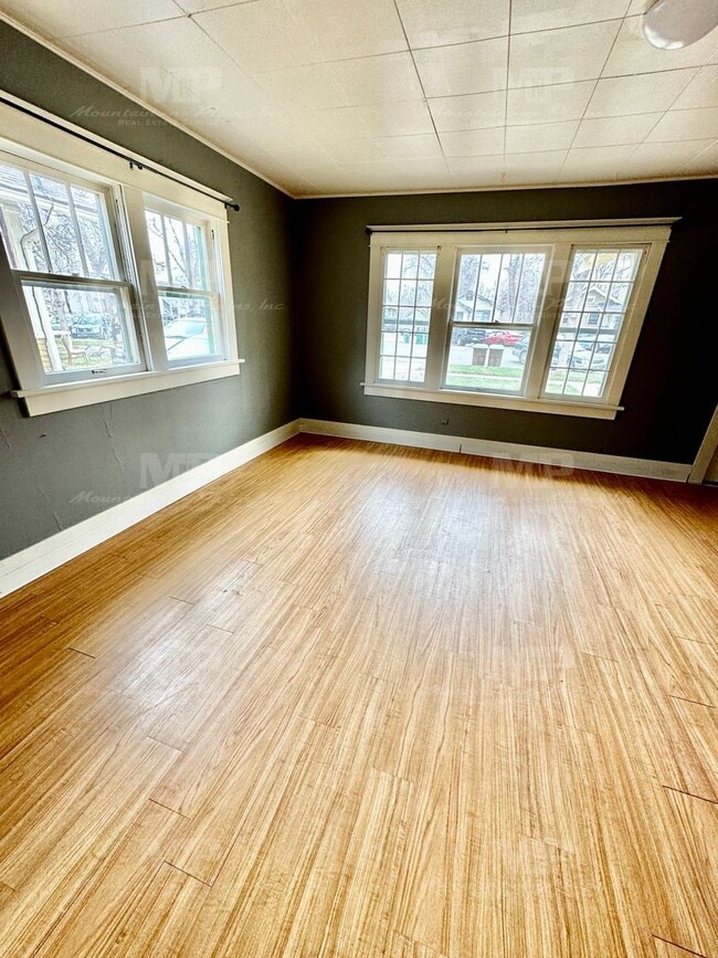 Building Photo - 619 S Whitcomb St