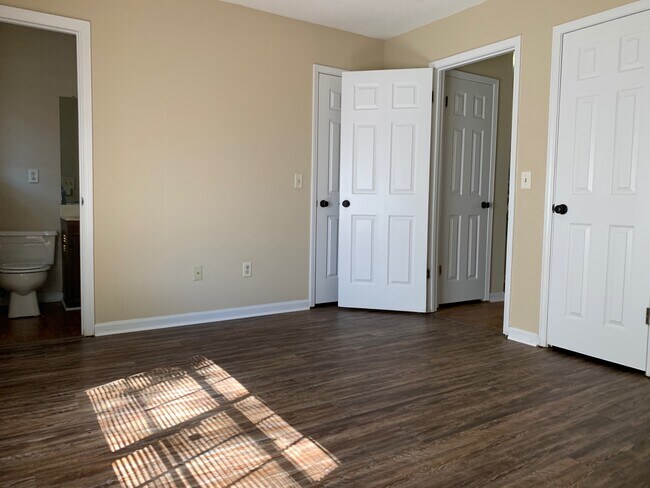 Building Photo - 814 Robin Hood Trail