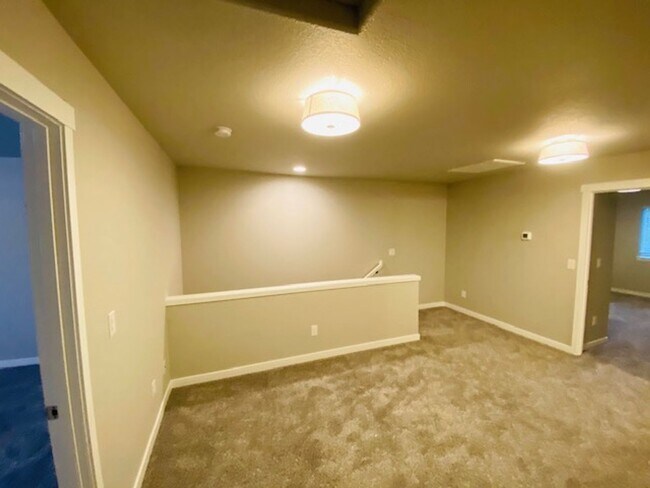 Building Photo - Beautiful Newer Home in Terrific Salmon Creek Location