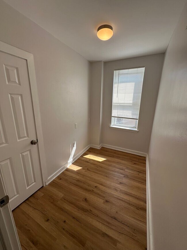Building Photo - 4 Bedroom row home