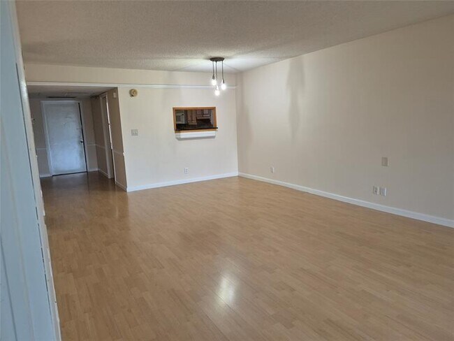 Building Photo - 3151 S Palm Aire Dr
