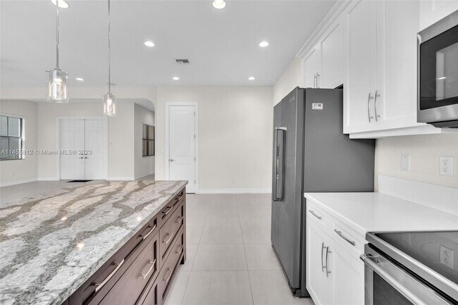 Building Photo - 855 SW 113th Ln