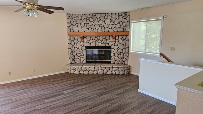 Building Photo - 527 Sutter Ln