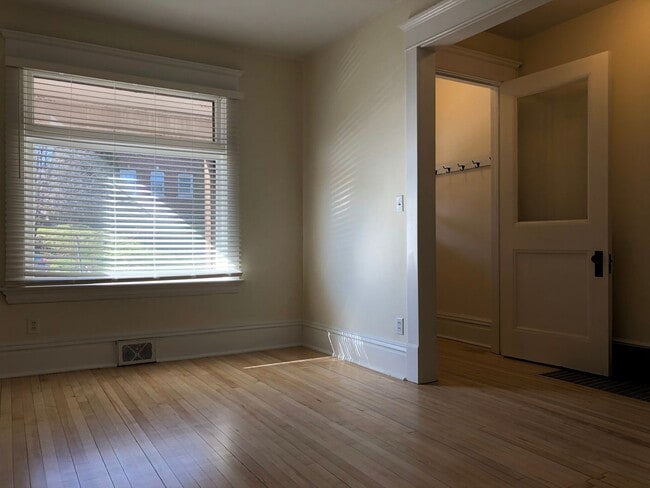 Building Photo - Amazing Vintage Townhouse. Uber Convenient...