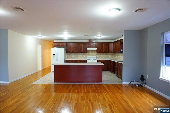 Building Photo - 492-494 Irvine Turner Boulevard Unit 3