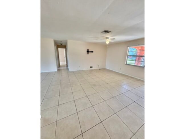 Building Photo - Move-In Ready!