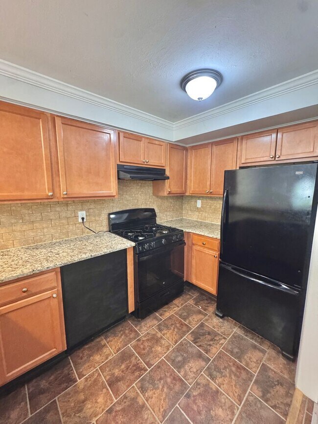 Building Photo - SUPER CLEAN THREE BEDROOM TOWNHOME