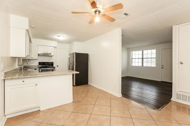 Building Photo - 3 BR/2BA | Newly Renovated Single Family Home |  Front and Back yard | In Jacksonville!