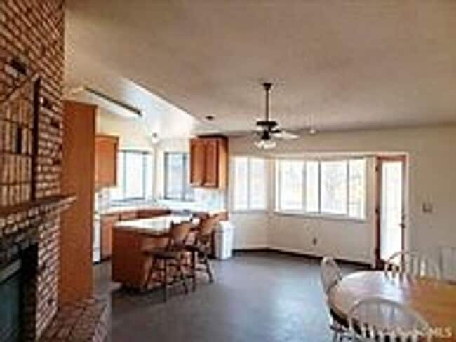 Building Photo - Beautiful 3/2 in Oak Knolls