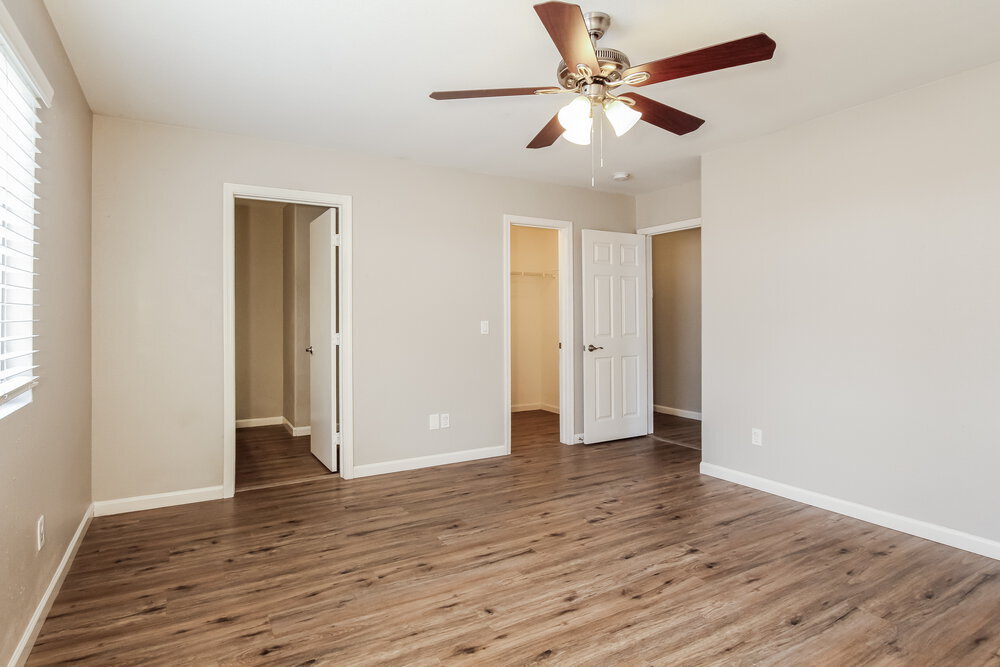 Building Photo - 2613 S 71st Dr