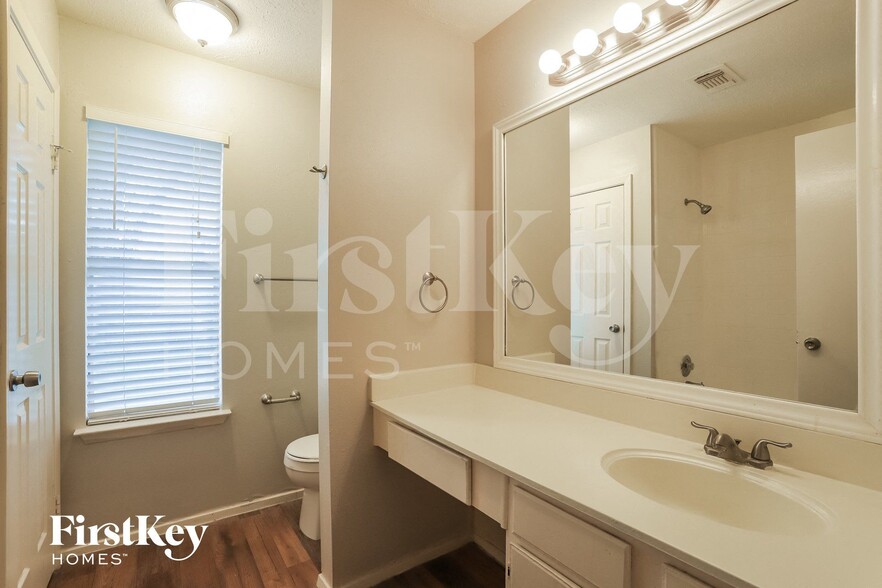 Building Photo - 2026 Summer Pl Dr