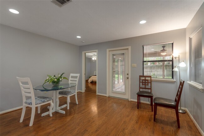 Building Photo - 2232 Azalea Cir