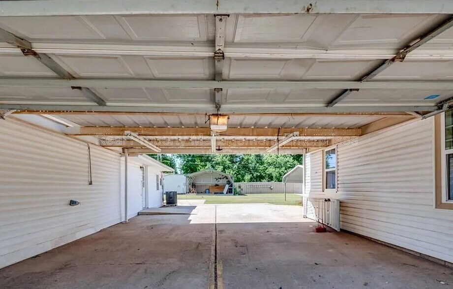 Building Photo - 230 SE 50th St