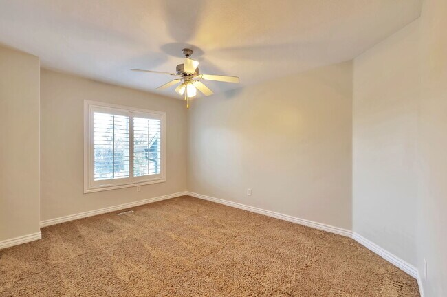Building Photo - AVAILABLE NOW  — SPACIOUS & BEAUTIFUL Bountiful Meadows Home. 4 BED 3 BATH SIGNLE FAMILY HOME