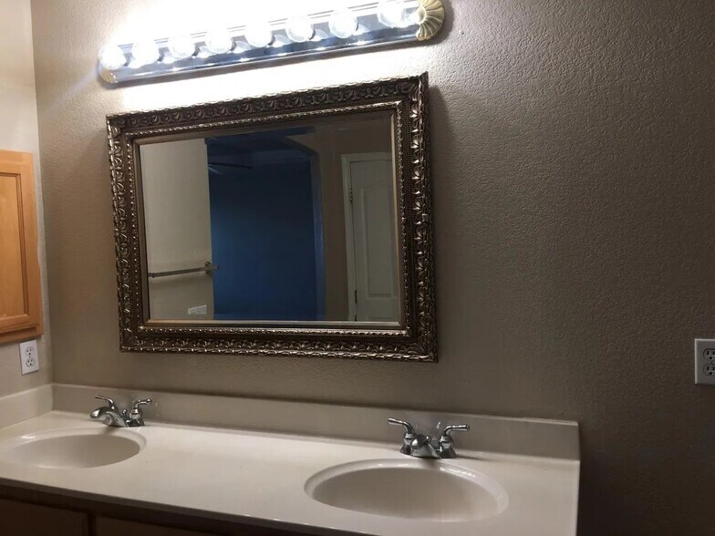 Master Vanity - 3209 Burlwood Ct