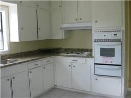 Building Photo - 704 Sue St