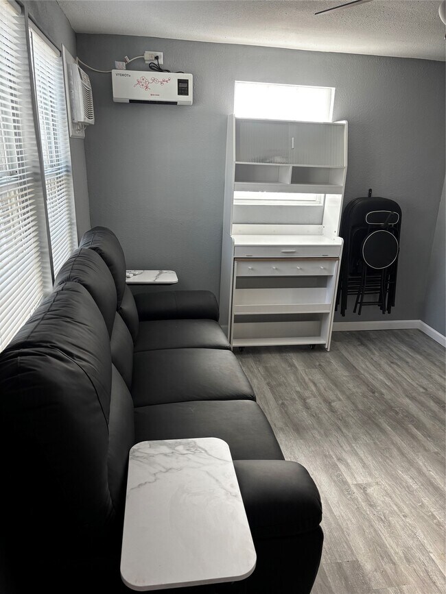 Building Photo - 100B Ross St