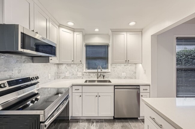 Building Photo - Updated 2bed/1bath Home with Attached Garage in Fremont!!