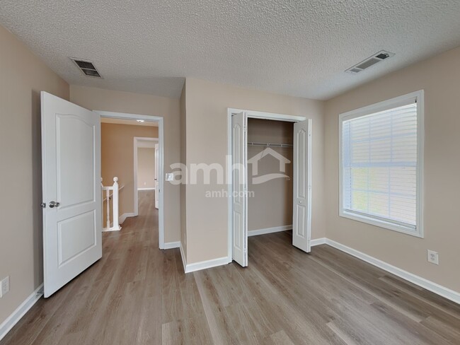 Building Photo - 76 Oak Springs Ln