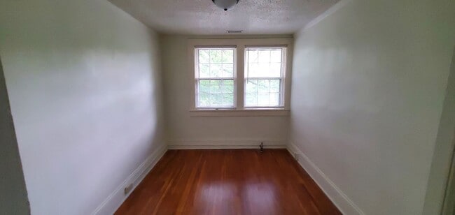 Building Photo - 6 Bedroom 2 Bathroom Single Family Home