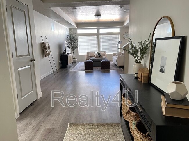 Building Photo - 138 E Crown Point Dr