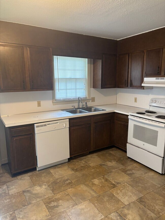 Building Photo - Very nice Townhome