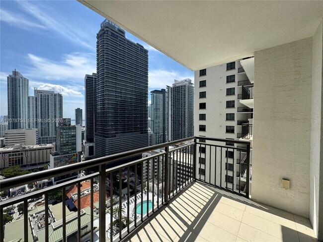 Building Photo - 999 SW 1st Ave