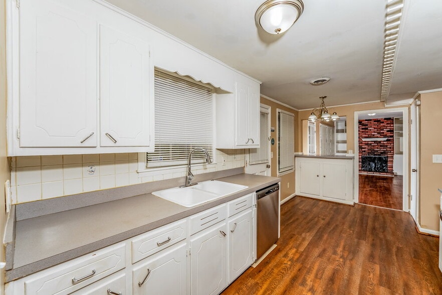 Building Photo - 1700 Serene Dr