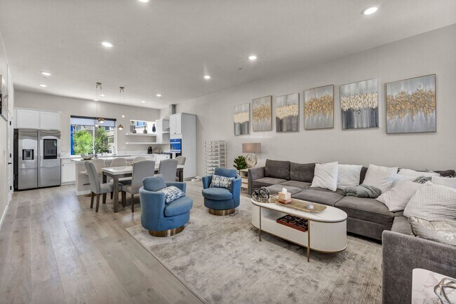 Building Photo - Fully Furnished Modern Townhome with utilities included and flexible lease options available