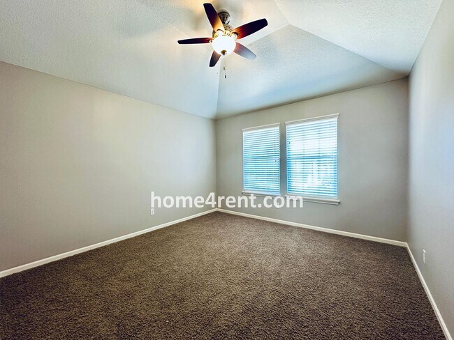 Building Photo - Gorgeous Olathe, 5 BR Home w/ Wood floors,...