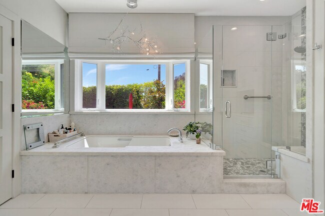 Building Photo - 3859 Rambla Pacifico St