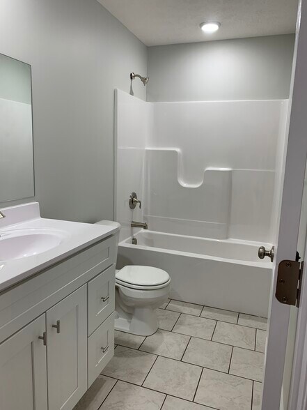 Building Photo - 152 School Side Dr