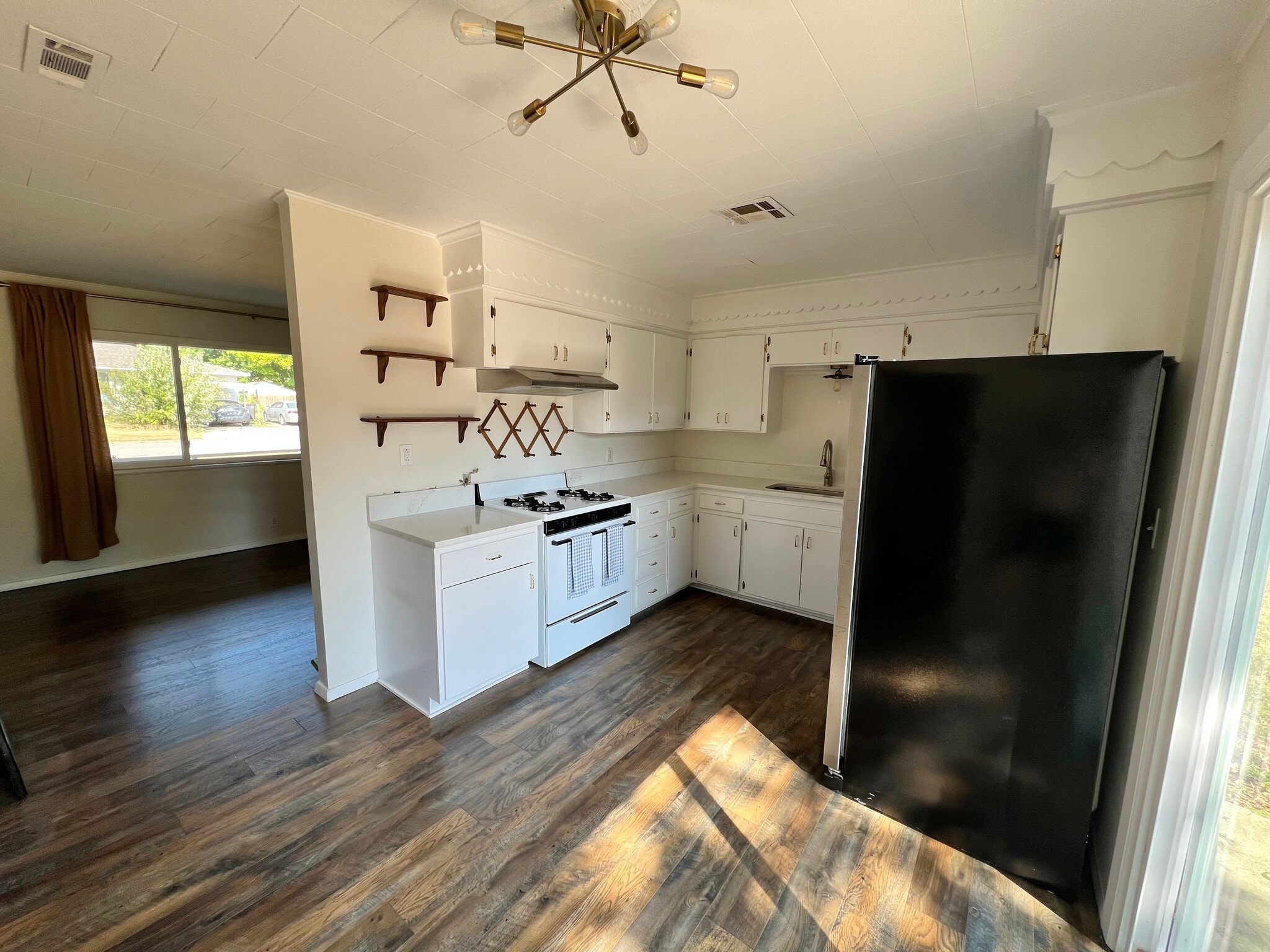 Kitchen/Dining Room - 607 Zachary St