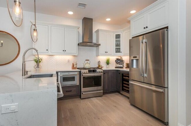 Building Photo - DGevol