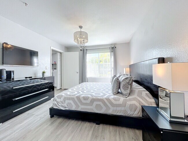 Building Photo - Westpointe Boulevard, Orlando, FL 32835 - 1 BR 1 BA condo