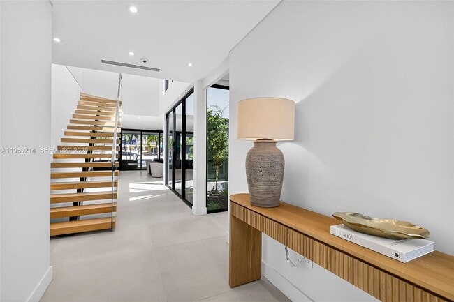 Building Photo - 620 Solar Isle Dr